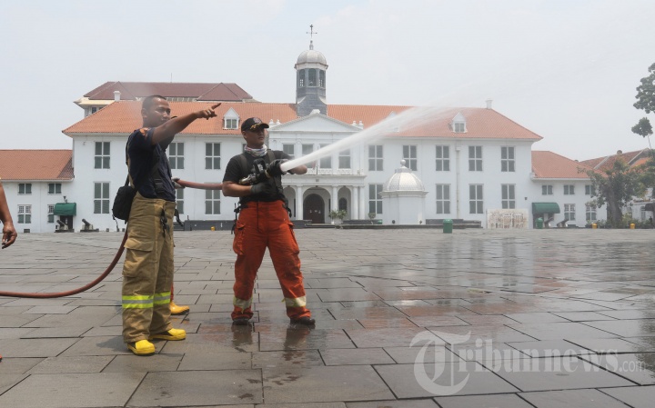 Penyemprotan Kota Tua Jakarta oleh Dinas Pemadam Kebakaran