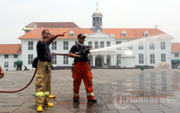 Penyemprotan Kota Tua Jakarta oleh Dinas Pemadam Kebakaran