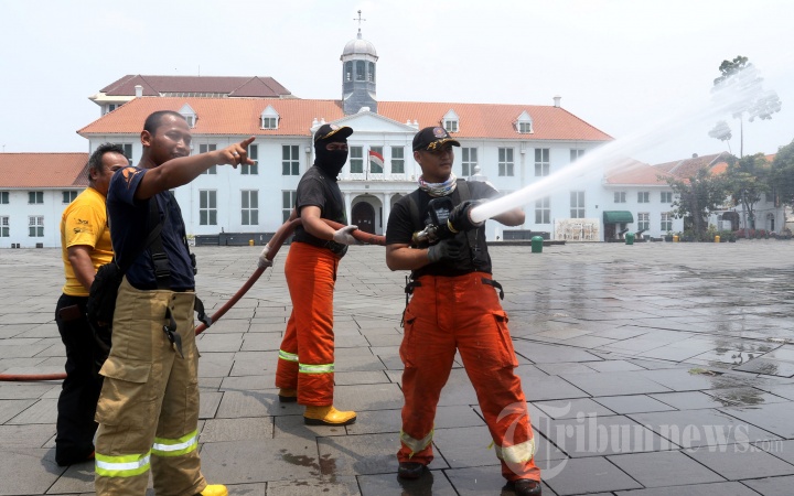 Penyemprotan Kota Tua Jakarta oleh Dinas Pemadam Kebakaran