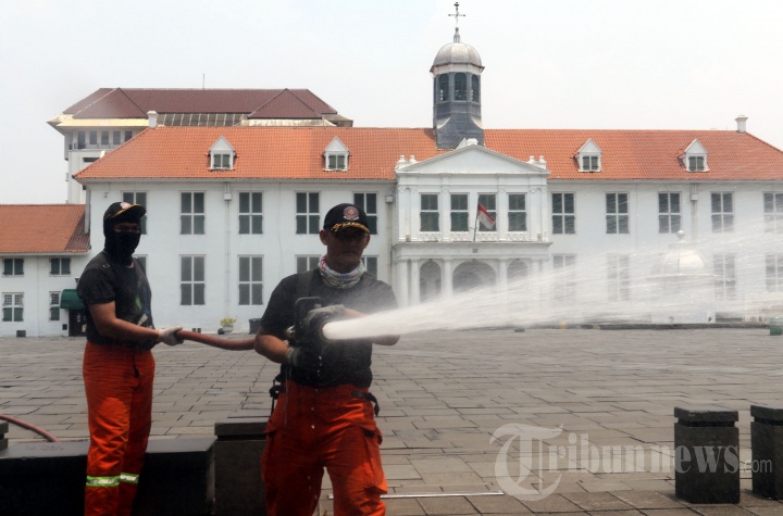 Penyemprotan Kota Tua Jakarta oleh Dinas Pemadam Kebakaran