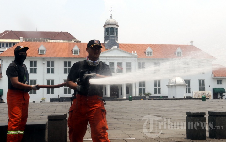 Penyemprotan Kota Tua Jakarta oleh Dinas Pemadam Kebakaran
