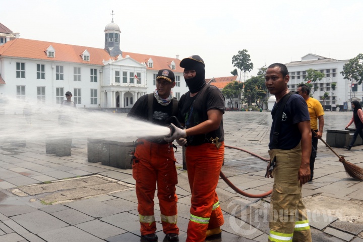 Penyemprotan Kota Tua Jakarta oleh Dinas Pemadam Kebakaran