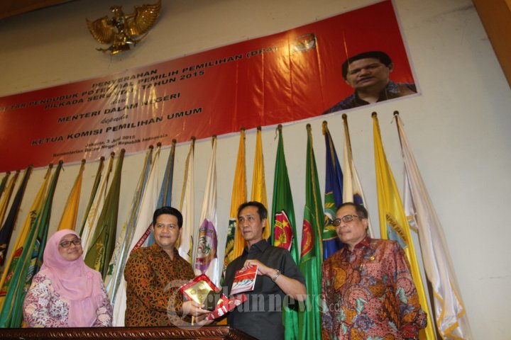 Penyerahan DP4 Pilkada Serentak 2015 ke Kemendagri