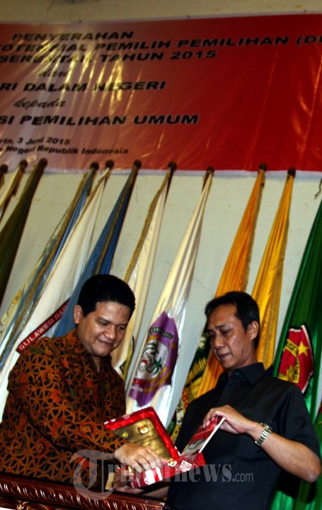 Penyerahan DP4 Pilkada Serentak 2015 ke Kemendagri