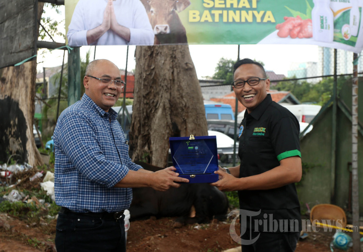 Penyerahan Hewan Kurban kepada DKM BNN