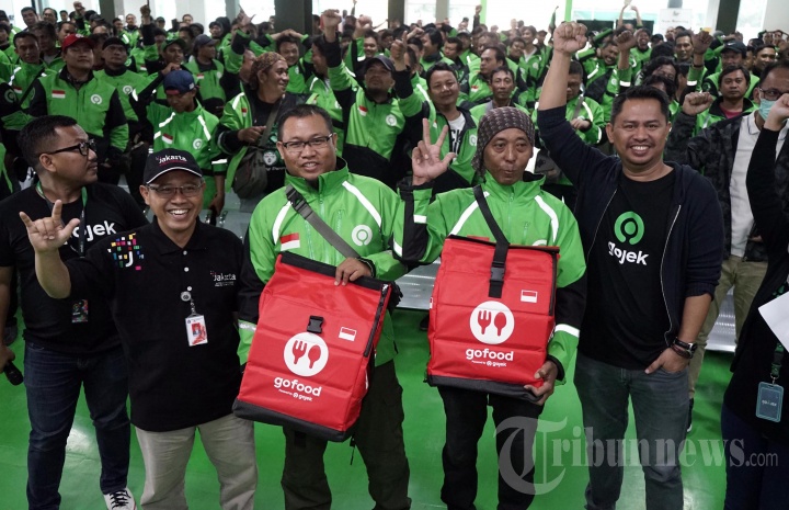 Penyerahan Tas Khusus Pengantaran GoFood