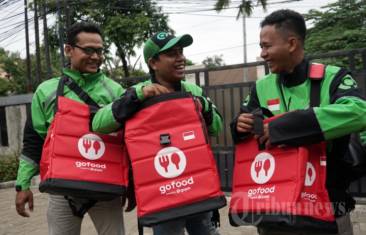 Penyerahan Tas Khusus Pengantaran GoFood