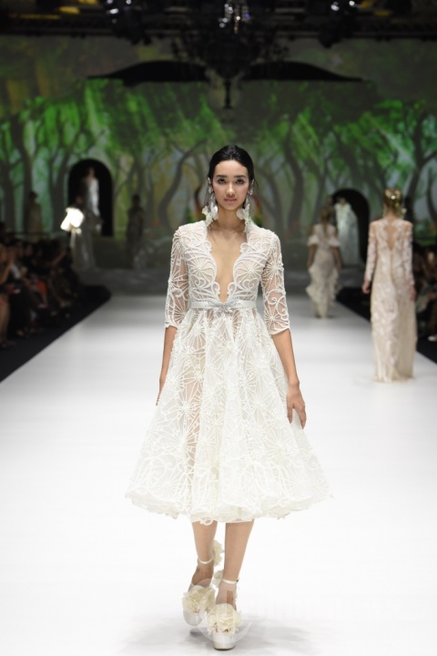 Peragaan Busana Karya Denny Wirawan