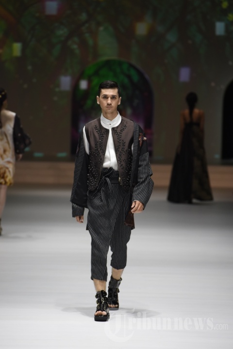 Peragaan Busana Karya Denny Wirawan