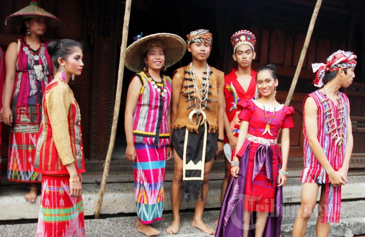 Peragaan Busana Tradisional Dayak