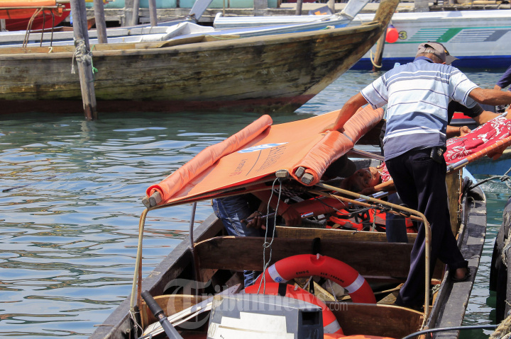 Perahu Motor Mengangkut Pasien Rujukan di Pulau Perbatasan