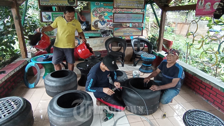 Perajin Limbah Ban Bekas Asal Tangerang