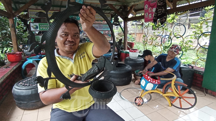 Perajin Limbah Ban Bekas Asal Tangerang