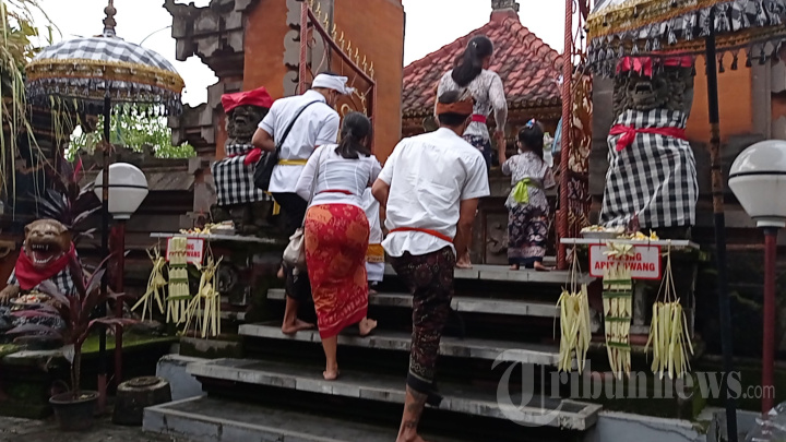 Perayaan Hari Raya Galungan di Pura Kertajaya Kota Tangerang