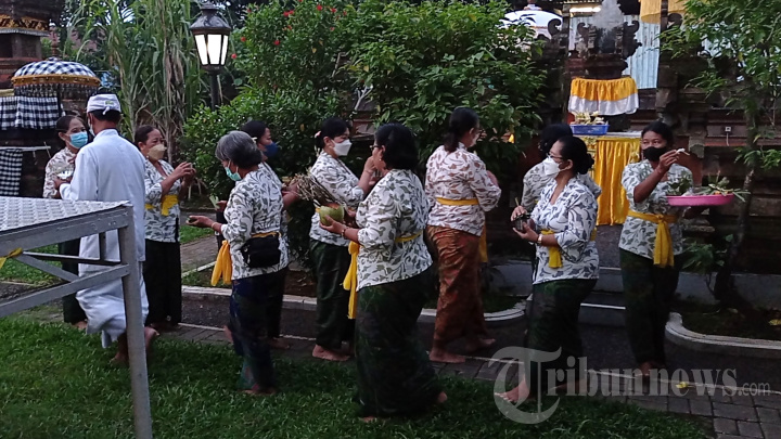 Perayaan Hari Raya Galungan di Pura Kertajaya Kota Tangerang