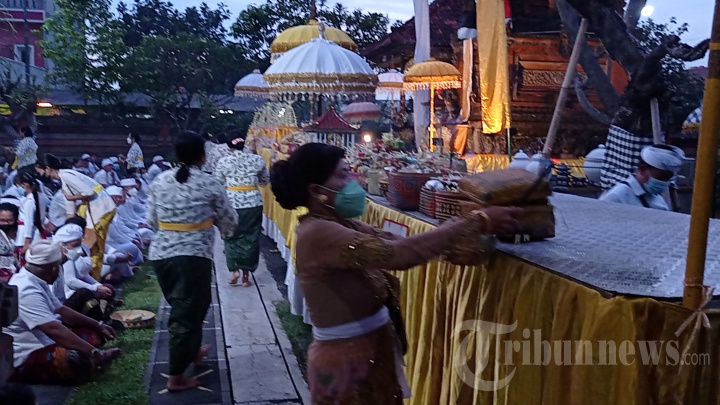 Perayaan Hari Raya Galungan di Pura Kertajaya Kota Tangerang