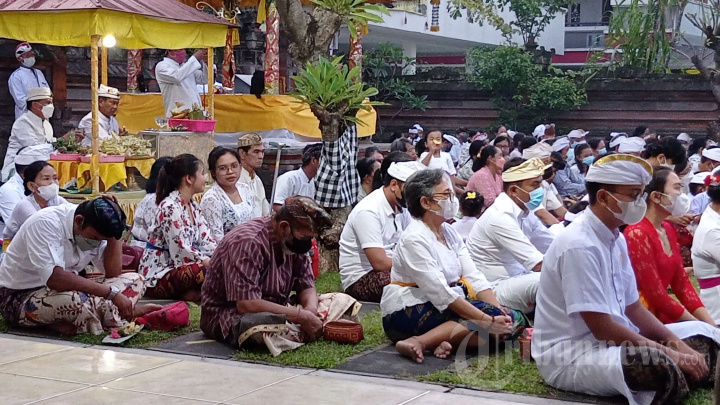 Perayaan Hari Raya Galungan di Pura Kertajaya Kota Tangerang