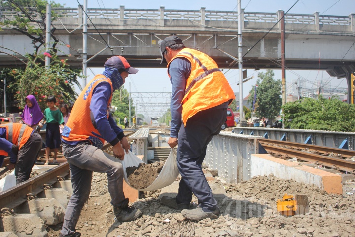 Perbaikan Jembatan dan Jalanan Rel Angke Kampung Bandan