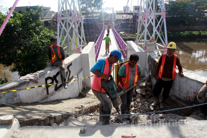 Perbaikan Jembatan Gantung Asy Syura