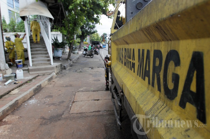 Perbaikan JPO Matraman Yang Rusak dan Berkarat