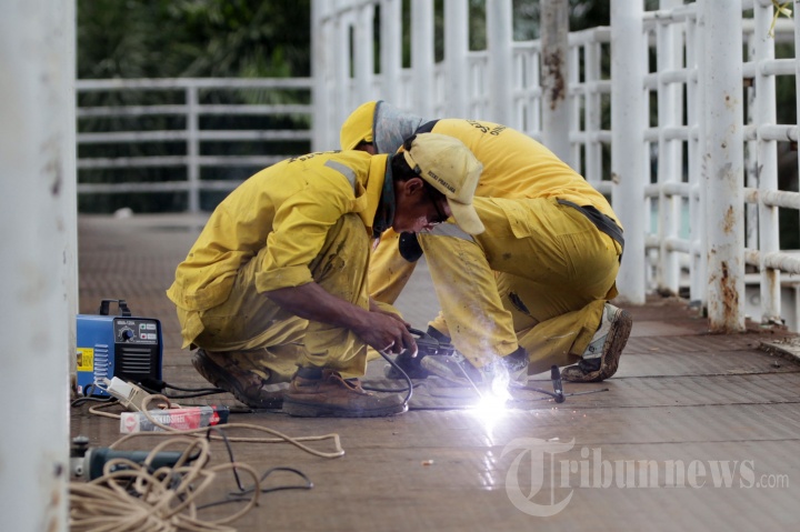 Perbaikan JPO Matraman Yang Rusak dan Berkarat