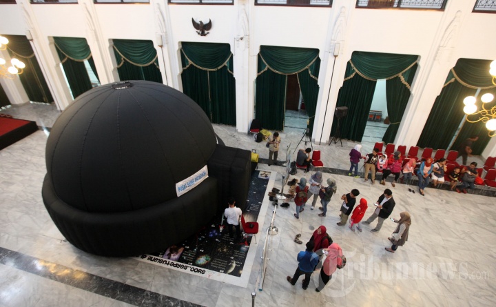 Peringatan Hari Antariksa Nasional di Gedung Sate Bandung