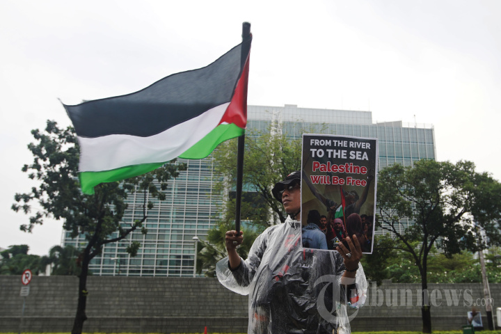 Peringati Hari Al Quds, Ratusan Orang Geruduk Kedubes AS