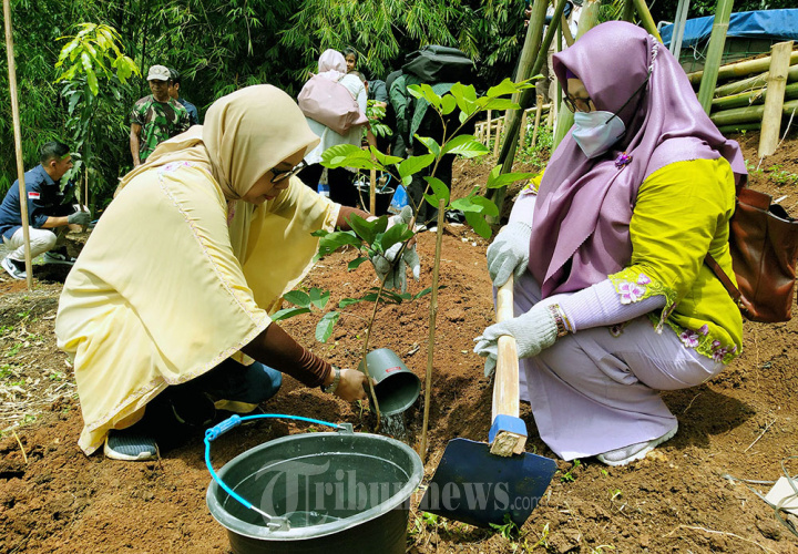 Peringati Hari Ibu, SBM ITB dan Indonesia Power Gelar Tanam Pohon dan Tebar Ikan