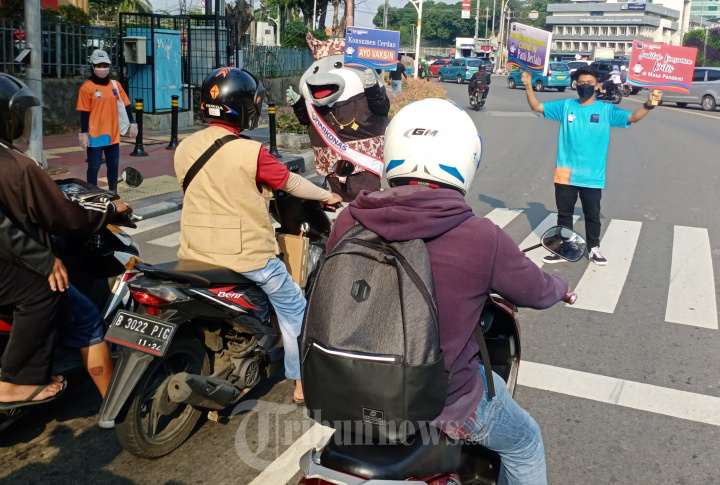 Peringati Harkonas Relawan Lakukan Kampanye Vaksin Covid-19