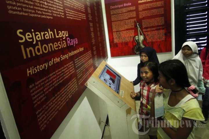Anak-anak memperhatikan diorama yang berada di Museum Sumpah Pemuda, Jakarta, Jumat (28/10/2016). Kunjungan ke museum sejarah perjuangan kemerdekaan Republik Indonesia tersebut dilakukan untuk napak tilas peristiwa Sumpah Pemuda pada 27-28 Oktober 1928. 