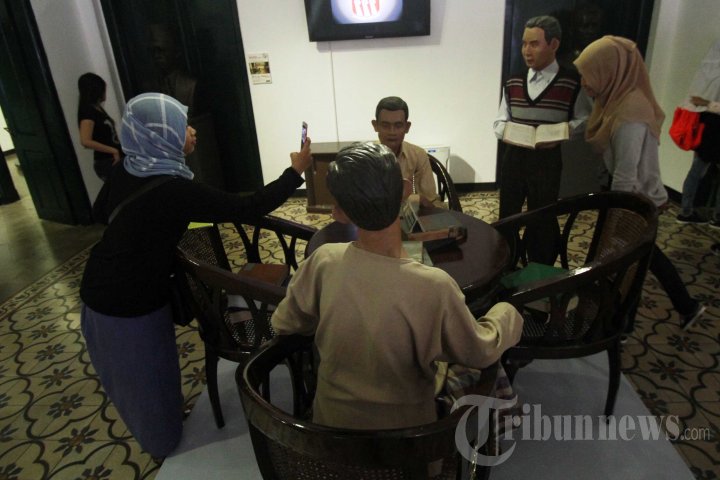 Pengunjung ber-Swafoto di Museum Sumpah Pemuda, Jakarta, Jumat (28/10/2016). Kunjungan ke museum sejarah perjuangan kemerdekaan Republik Indonesia tersebut dilakukan untuk napak tilas peristiwa Sumpah Pemuda pada 27-28 Oktober 1928. 