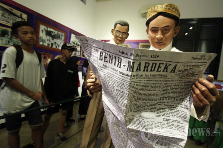 Anak-anak memperhatikan diorama yang berada di Museum Sumpah Pemuda, Jakarta, Jumat (28/10/2016). Kunjungan ke museum sejarah perjuangan kemerdekaan Republik Indonesia tersebut dilakukan untuk napak tilas peristiwa Sumpah Pemuda pada 27-28 Oktober 1928. 