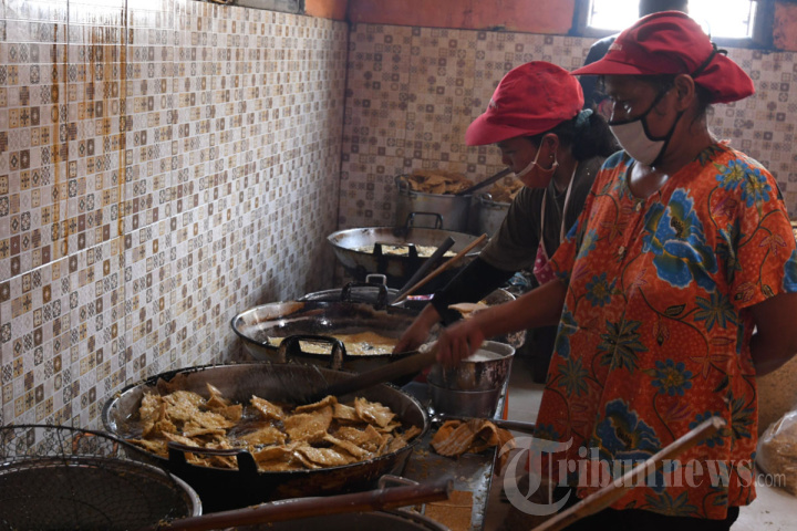 Permintaan Meningkat Pembuat Keripik Tempe