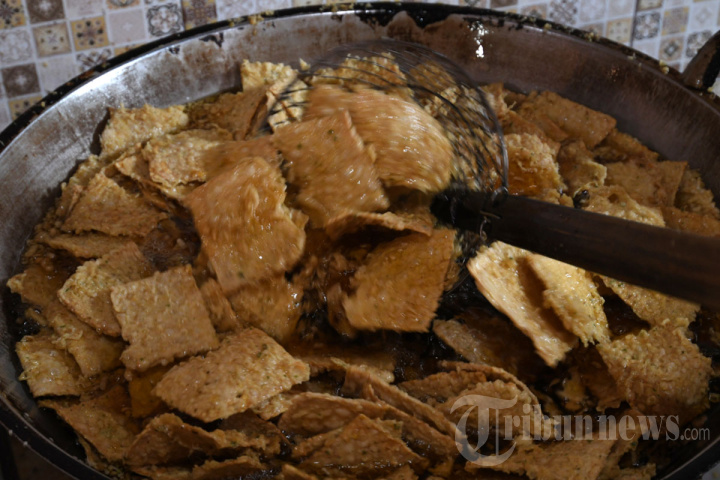 Permintaan Meningkat Pembuat Keripik Tempe