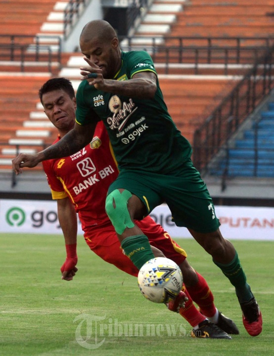 MENANG TELAK - Tim Persebaya Surabaya menjamu Bhayangkara FC dengan bertanding di Gelora Bung Tomo GBT Surabaya, Minggu (8/12/2019). Pertandingan tanpa penonton ini Persebaya mengalahkan Bhayangkara FC dengan Skor akhir 4-0.