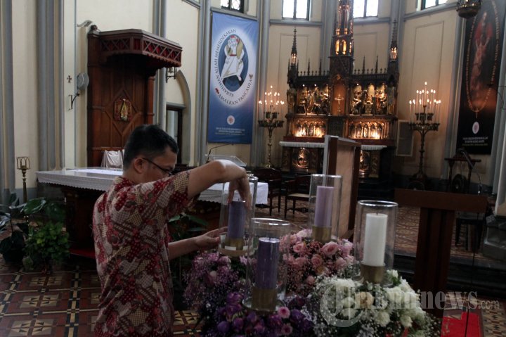 Persiapan Natal Di Gereja Katedral