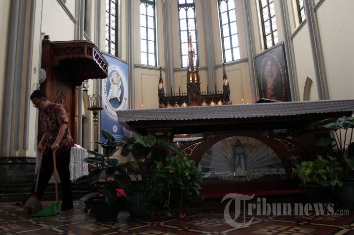 Persiapan Natal Di Gereja Katedral