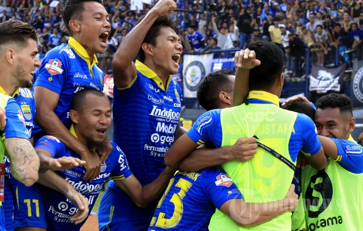 Pemain Persib Bandung meluapkan kegembiraannya usai mengalahkan Arema FC dalam pertandingan lanjutan Liga 1 di Stadion Si Jalak Harupat, Bandung, Selasa (12/11/2019). Persib Bandung berhasil melumat tamunya Arema FC tiga gol tanpa balas.