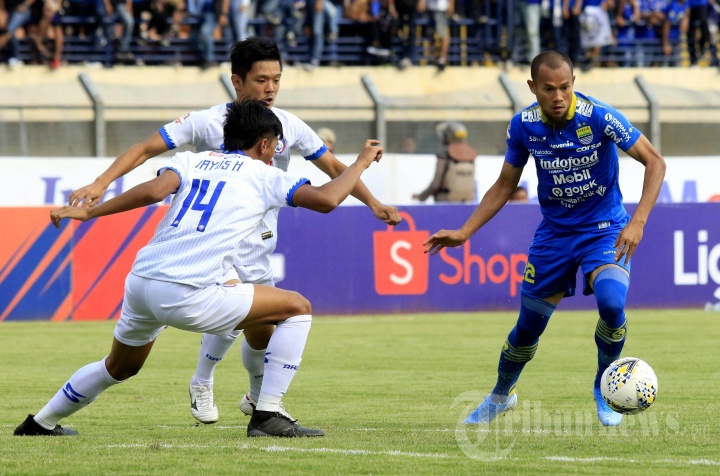 Pemain Persib Bandung Supardi Nasir (kanan) berduel dengan pemain Arema FC jayus Hariono (kiri) dalam pertandingan lanjutan Liga 1 di Stadion Si Jalak Harupat, Bandung, Selasa (13/11/2019). Persib Bandung berhasil melumat tamunya Arema FC tiga gol tanpa balas. 
