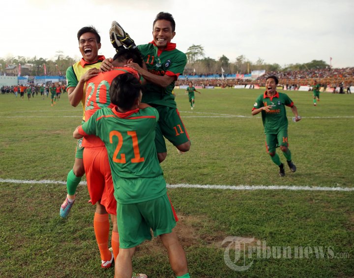 Para pemain Persipare bersama Walikota Pare-pare, Andi Taufan Pawe meluapkan kegembiraan usai Final Kejuaraan Habibie Cup 2015 di Stadion Gelora Mandiri, Parepare, Sulawesi Selatan, Selasa (10/11/2015). Sejumlah pesepakbola klub ISL mengikuti pertandingan turnamen sepak bola Habibie Cup 2015 dimana pada laga tersebut Persipare memenangi pertandingan final dengan skor 4-1 atas Sidrap United dalam drama adu penalti.