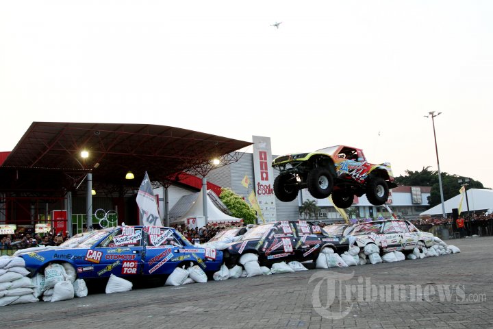 Pertunjukan Gajah Monster di IIMS