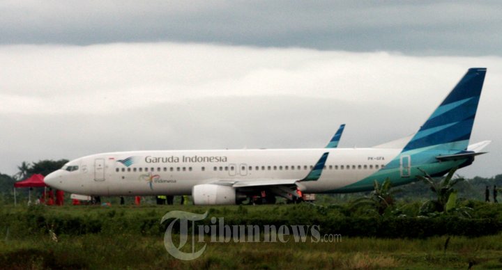 Pesawat Garuda Boing 737-800 Tergelincir di Makassar