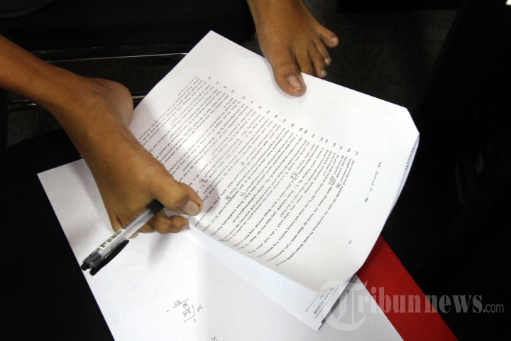 Peserta Seleksi Mahasiswa Difabel Kerjakan Soal dengan Kaki