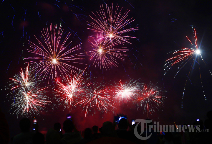 Pesta Kembang Api Tahun Baru 2023 di Pantai Ancol