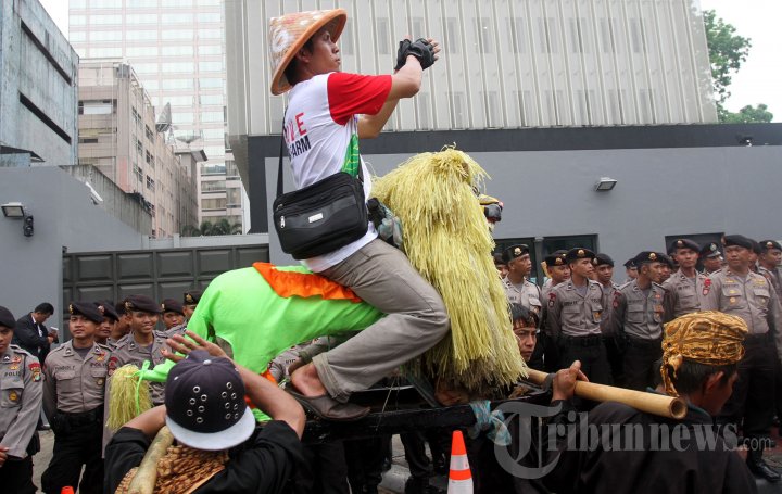 Petani Tembakau Demo di Kedubes Perancis