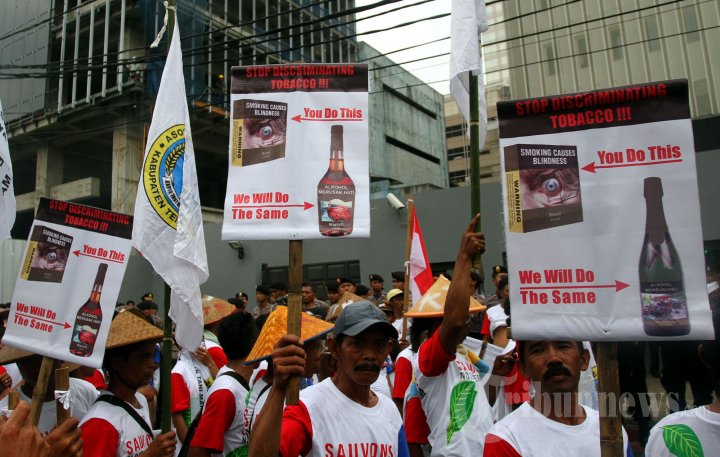 Petani Tembakau Demo di Kedubes Perancis