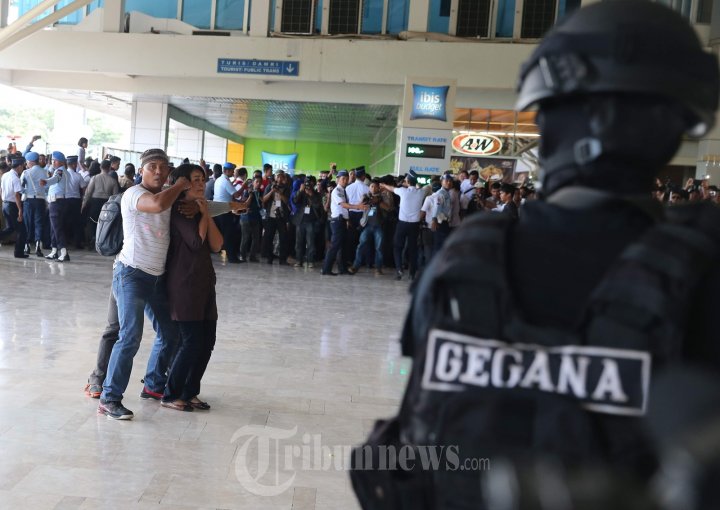 Petugas Angkasa Pura I Amankan Diduga Teroris