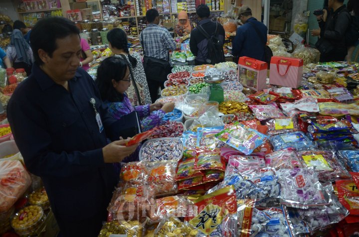 Petugas BBPOM Surabaya Sidak Mamin di Pasar Atom