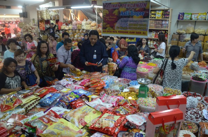 Petugas BBPOM Surabaya Sidak Mamin di Pasar Atom