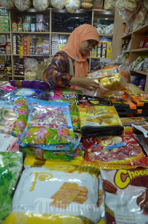 Petugas BBPOM Surabaya Sidak Mamin di Pasar Atom